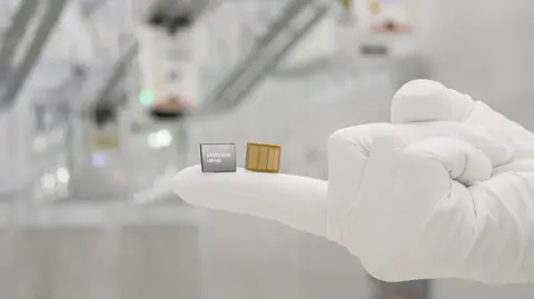 Samsung zHBM、HBMをXPUの「横」ではなく「上」に積む — 三つの「10倍」を切り分ける